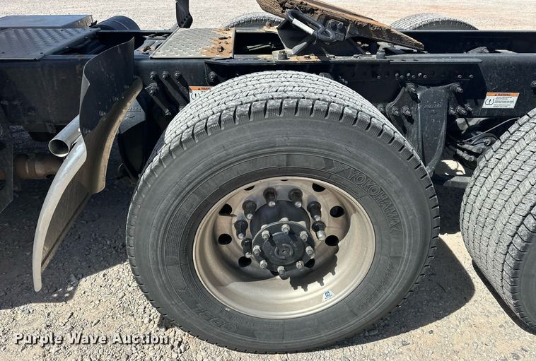 image for item EK0570 2021 Freightliner Cascadia 126 semi truck