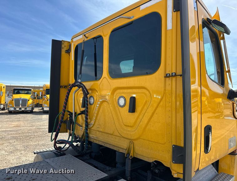 image for item EK0571 2022 Freightliner Cascadia 126 semi truck