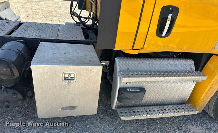 image for item EK0571 2022 Freightliner Cascadia 126 semi truck