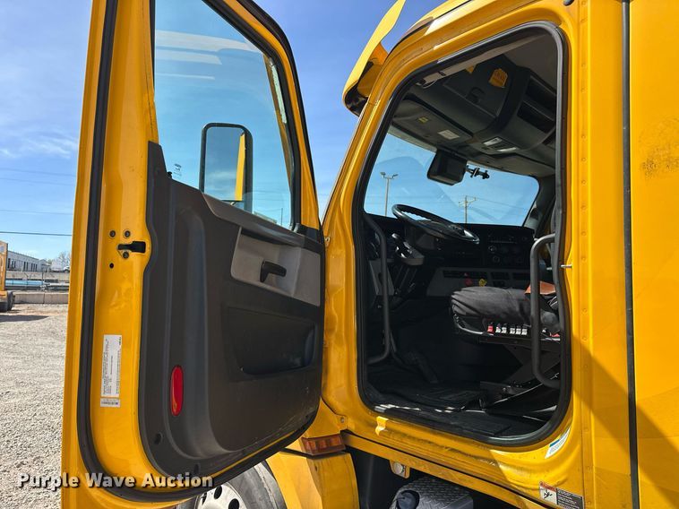 image for item EK0571 2022 Freightliner Cascadia 126 semi truck