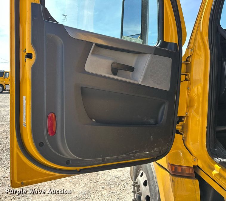 image for item EK0571 2022 Freightliner Cascadia 126 semi truck