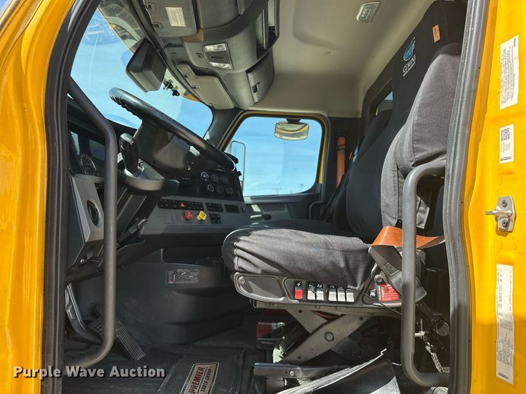 image for item EK0571 2022 Freightliner Cascadia 126 semi truck