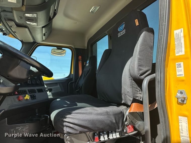 image for item EK0571 2022 Freightliner Cascadia 126 semi truck