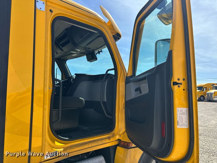 image for item EK0571 2022 Freightliner Cascadia 126 semi truck