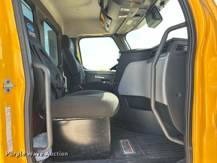 image for item EK0571 2022 Freightliner Cascadia 126 semi truck