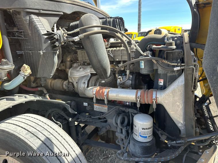 image for item EK0571 2022 Freightliner Cascadia 126 semi truck