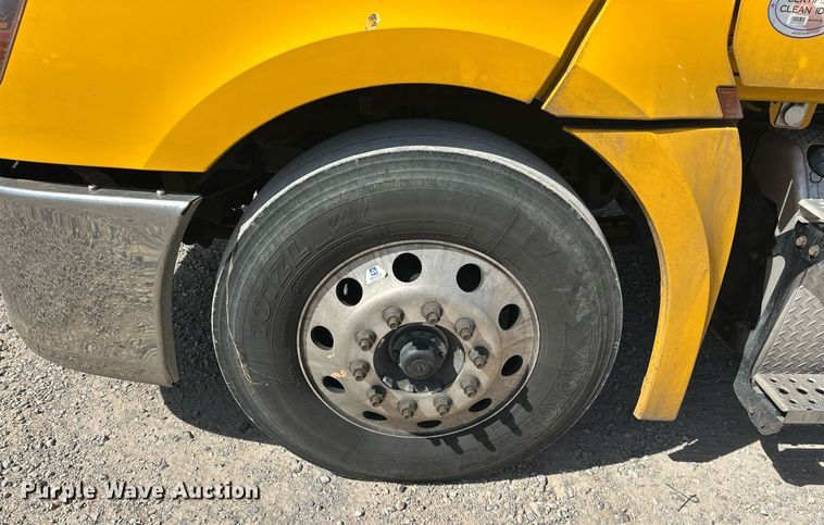 image for item EK0571 2022 Freightliner Cascadia 126 semi truck