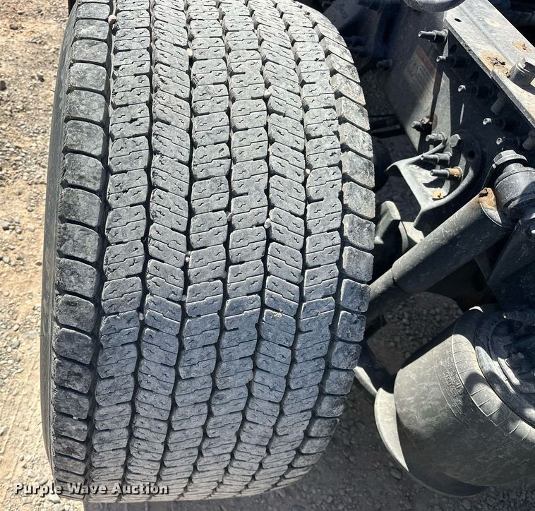 image for item EK0571 2022 Freightliner Cascadia 126 semi truck