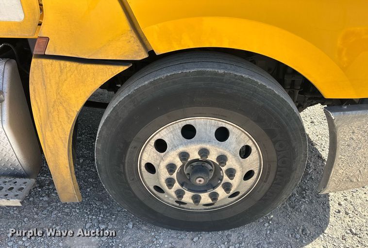 image for item EK0571 2022 Freightliner Cascadia 126 semi truck