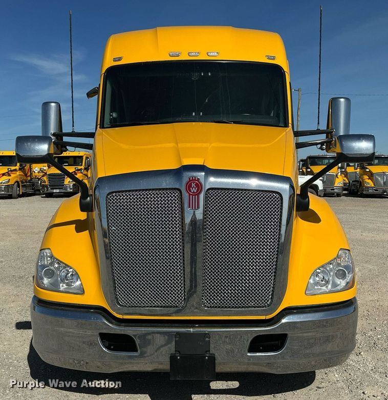 image for item EK0572 2022 Kenworth T680 semi truck