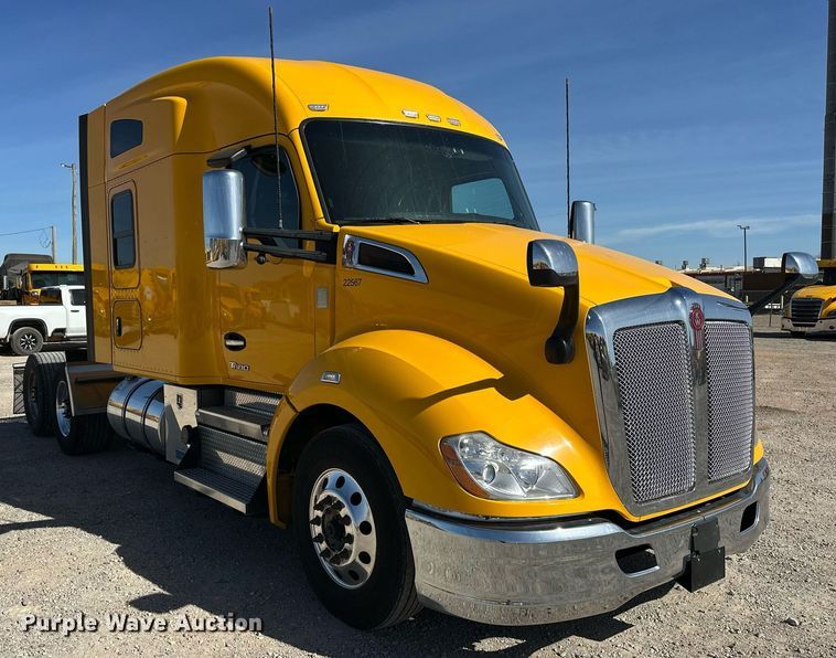 image for item EK0572 2022 Kenworth T680 semi truck