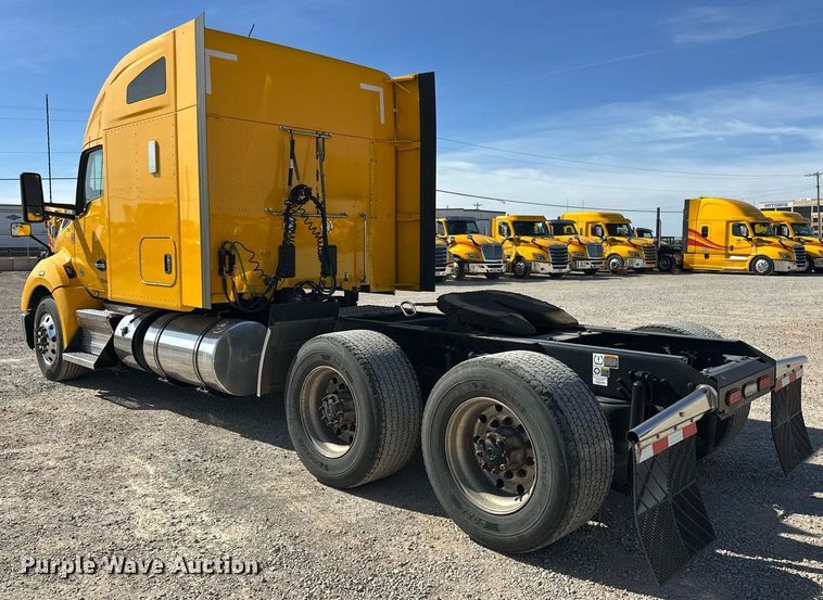 image for item EK0572 2022 Kenworth T680 semi truck