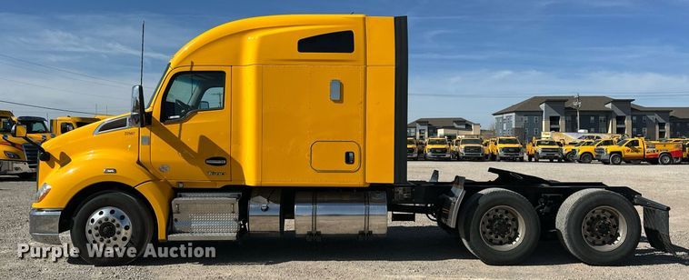 image for item EK0572 2022 Kenworth T680 semi truck