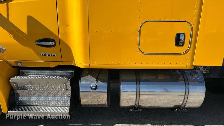 image for item EK0572 2022 Kenworth T680 semi truck