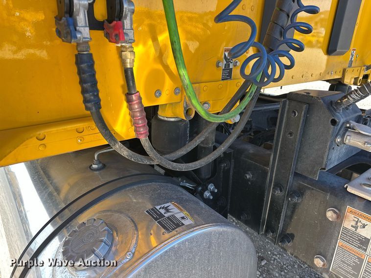 image for item EK0572 2022 Kenworth T680 semi truck