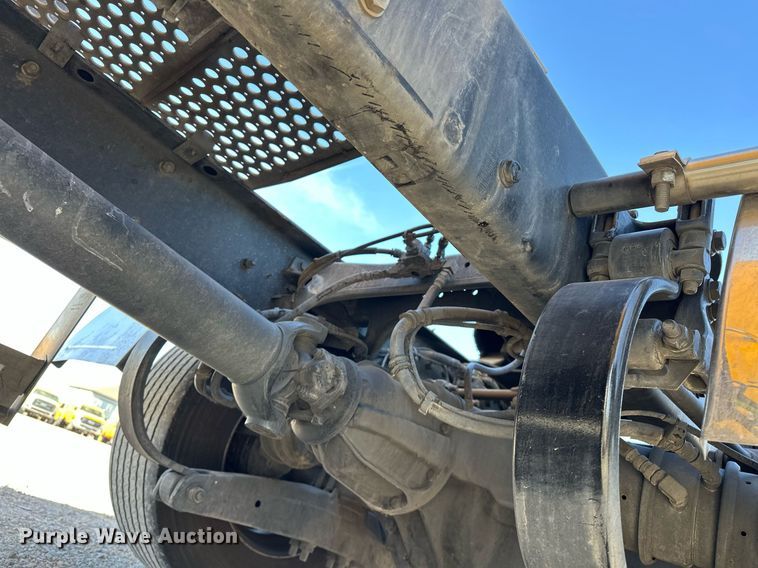 image for item EK0572 2022 Kenworth T680 semi truck