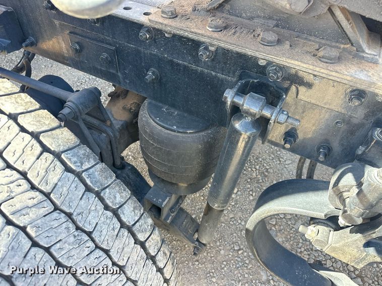 image for item EK0572 2022 Kenworth T680 semi truck