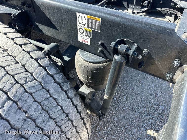 image for item EK0572 2022 Kenworth T680 semi truck