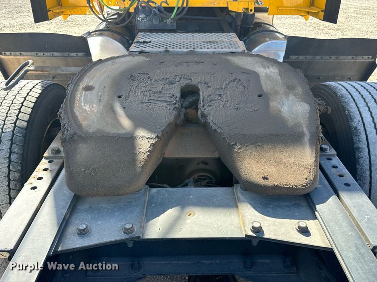 image for item EK0572 2022 Kenworth T680 semi truck