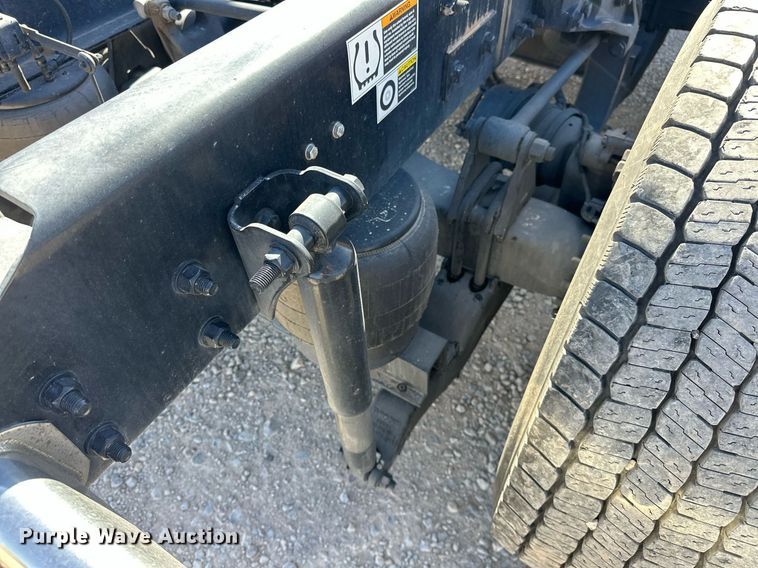 image for item EK0572 2022 Kenworth T680 semi truck