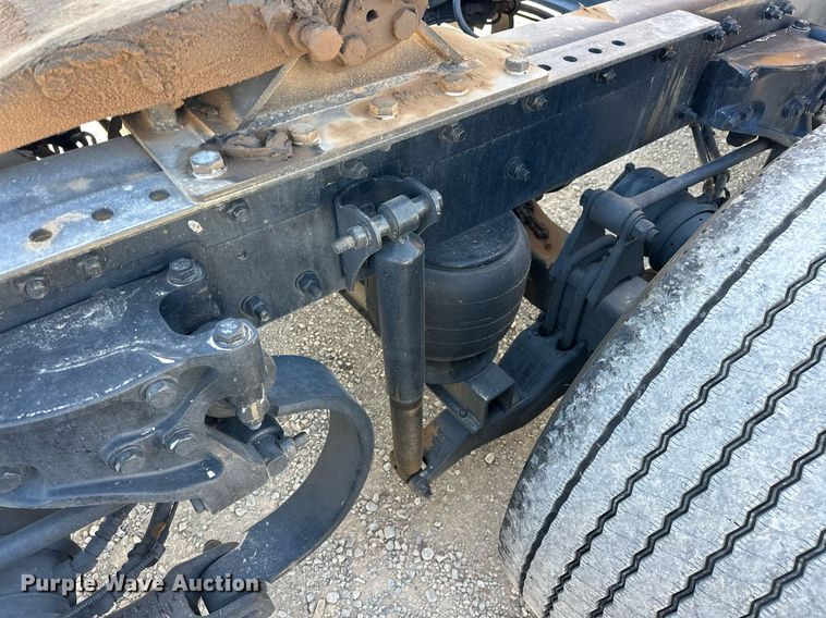 image for item EK0572 2022 Kenworth T680 semi truck