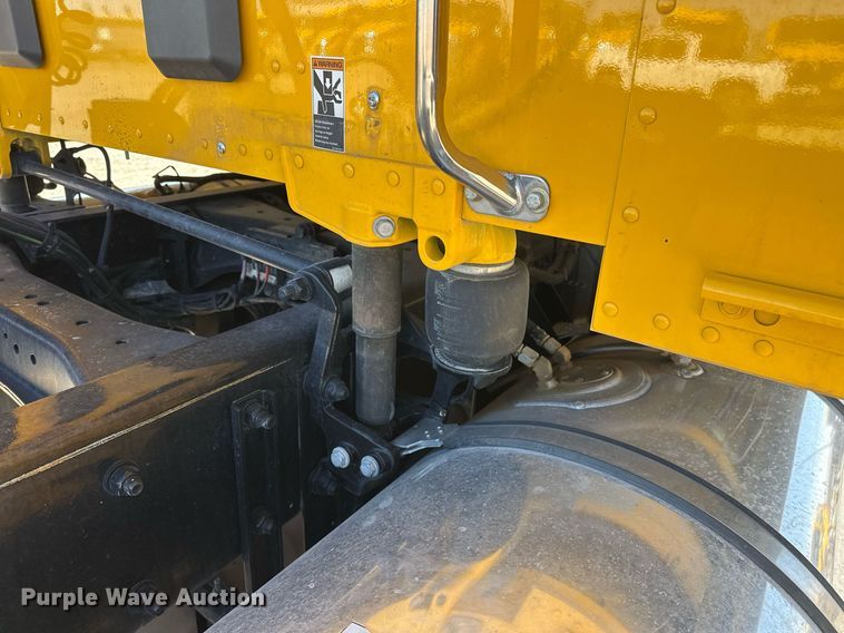 image for item EK0572 2022 Kenworth T680 semi truck