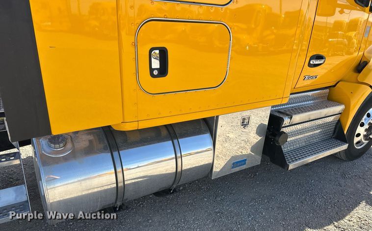 image for item EK0572 2022 Kenworth T680 semi truck