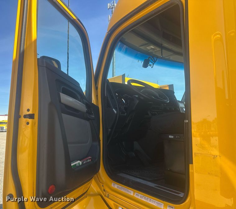 image for item EK0572 2022 Kenworth T680 semi truck