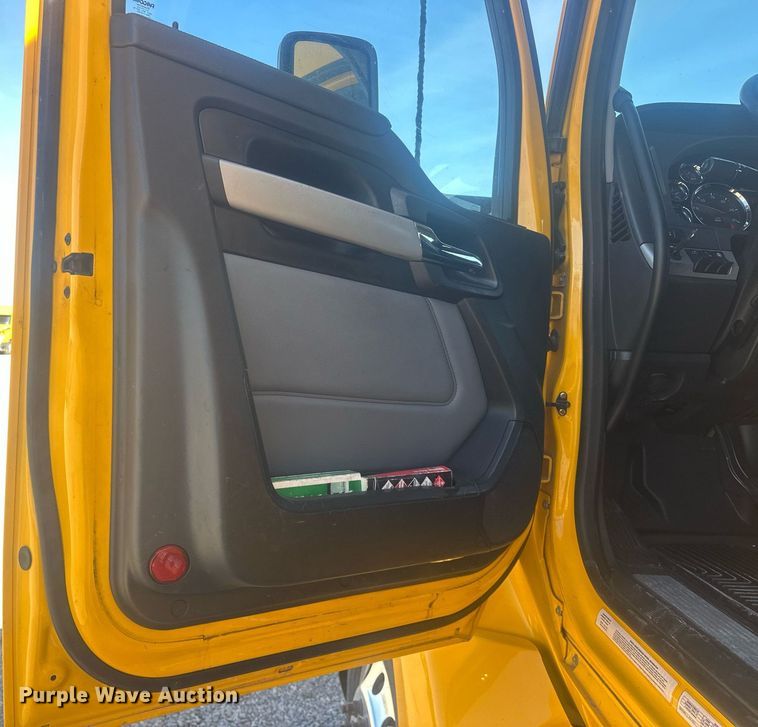 image for item EK0572 2022 Kenworth T680 semi truck