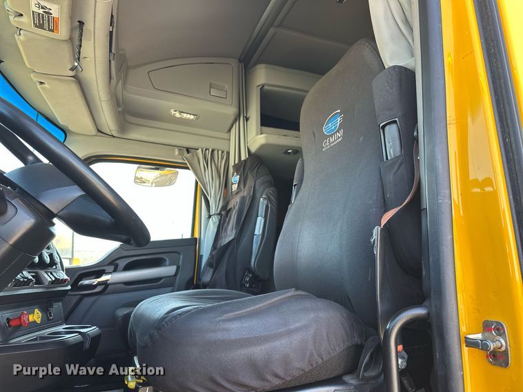 image for item EK0572 2022 Kenworth T680 semi truck