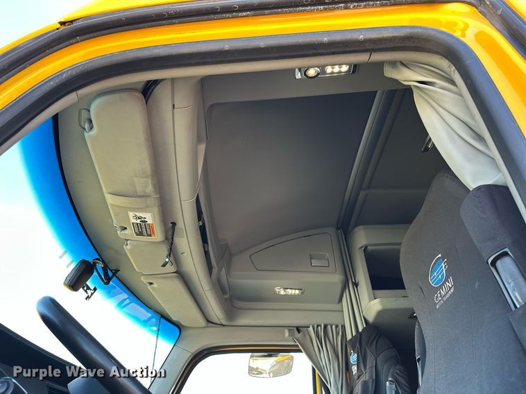 image for item EK0572 2022 Kenworth T680 semi truck