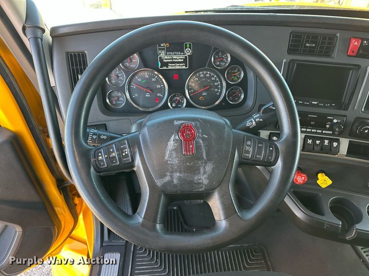 image for item EK0572 2022 Kenworth T680 semi truck