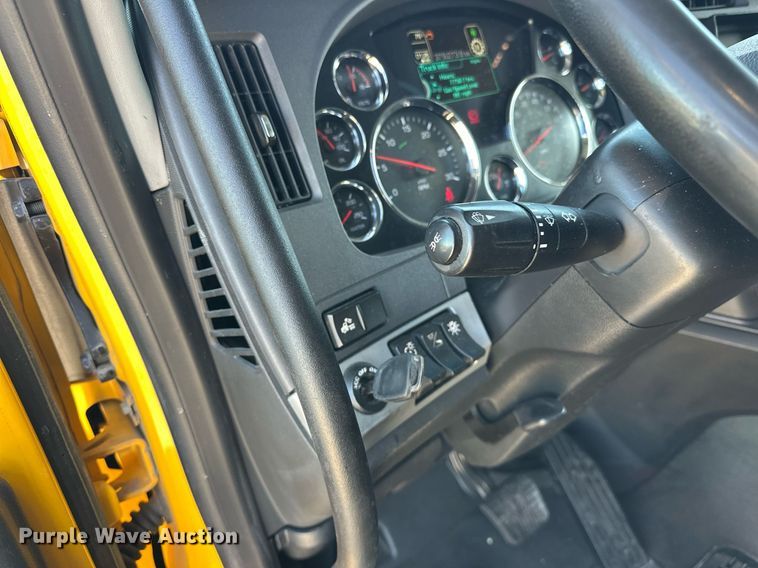 image for item EK0572 2022 Kenworth T680 semi truck