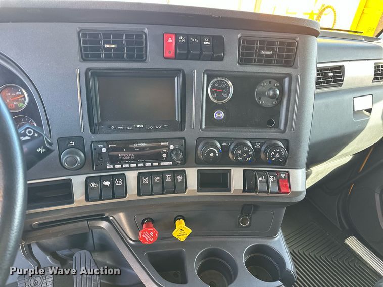 image for item EK0572 2022 Kenworth T680 semi truck