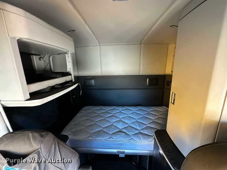 image for item EK0572 2022 Kenworth T680 semi truck