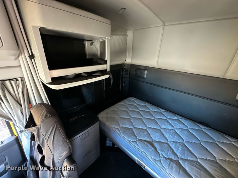 image for item EK0572 2022 Kenworth T680 semi truck