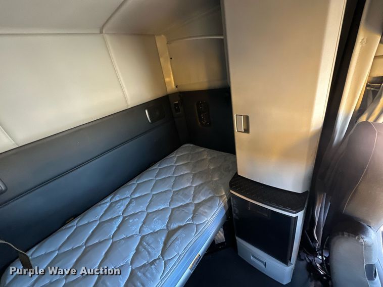 image for item EK0572 2022 Kenworth T680 semi truck