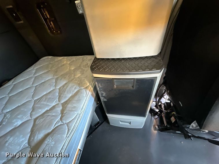 image for item EK0572 2022 Kenworth T680 semi truck