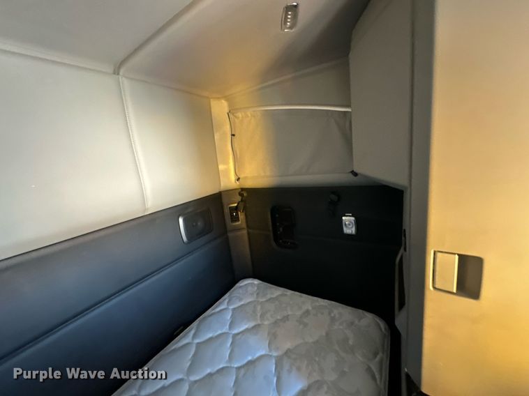 image for item EK0572 2022 Kenworth T680 semi truck