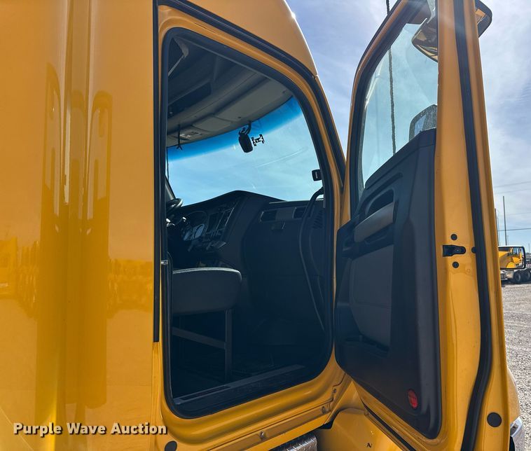 image for item EK0572 2022 Kenworth T680 semi truck