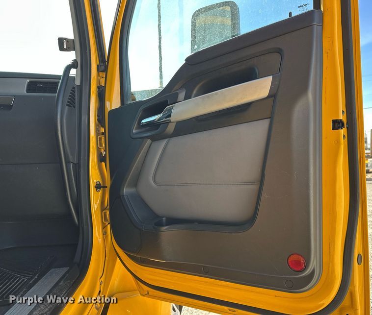 image for item EK0572 2022 Kenworth T680 semi truck