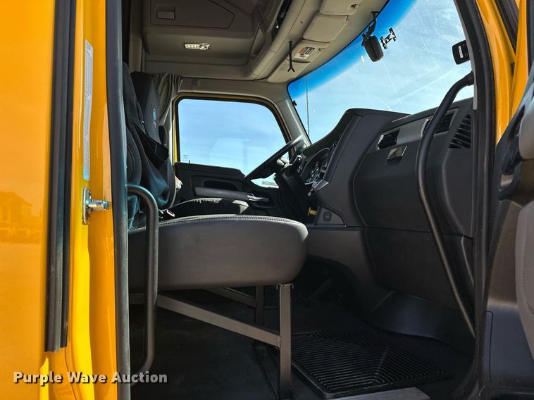 image for item EK0572 2022 Kenworth T680 semi truck