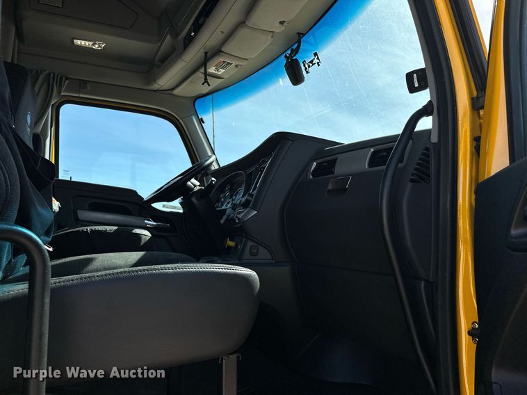 image for item EK0572 2022 Kenworth T680 semi truck