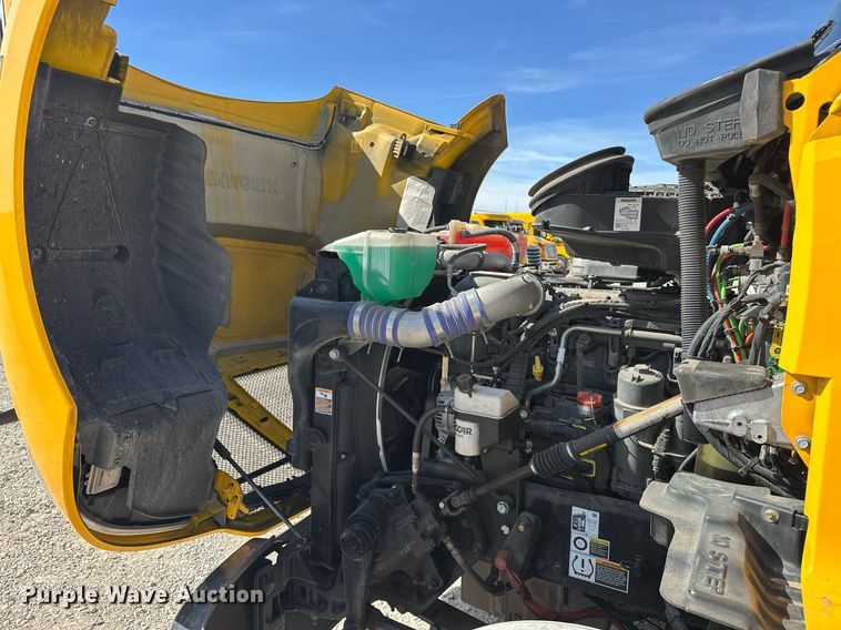 image for item EK0572 2022 Kenworth T680 semi truck