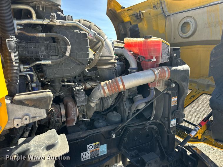 image for item EK0572 2022 Kenworth T680 semi truck