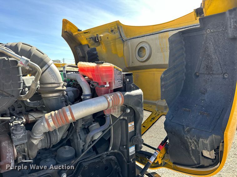 image for item EK0572 2022 Kenworth T680 semi truck