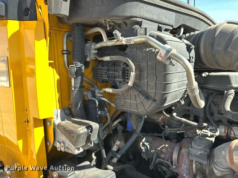 image for item EK0572 2022 Kenworth T680 semi truck