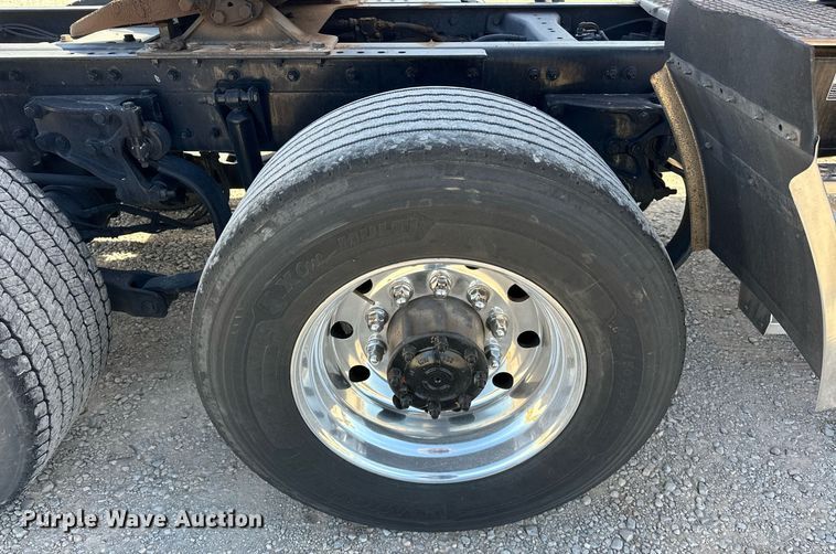 image for item EK0572 2022 Kenworth T680 semi truck