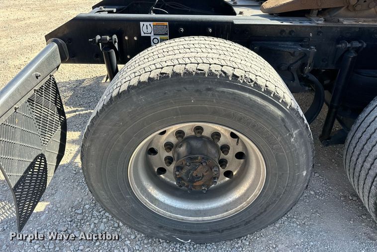 image for item EK0572 2022 Kenworth T680 semi truck