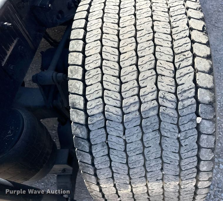 image for item EK0572 2022 Kenworth T680 semi truck